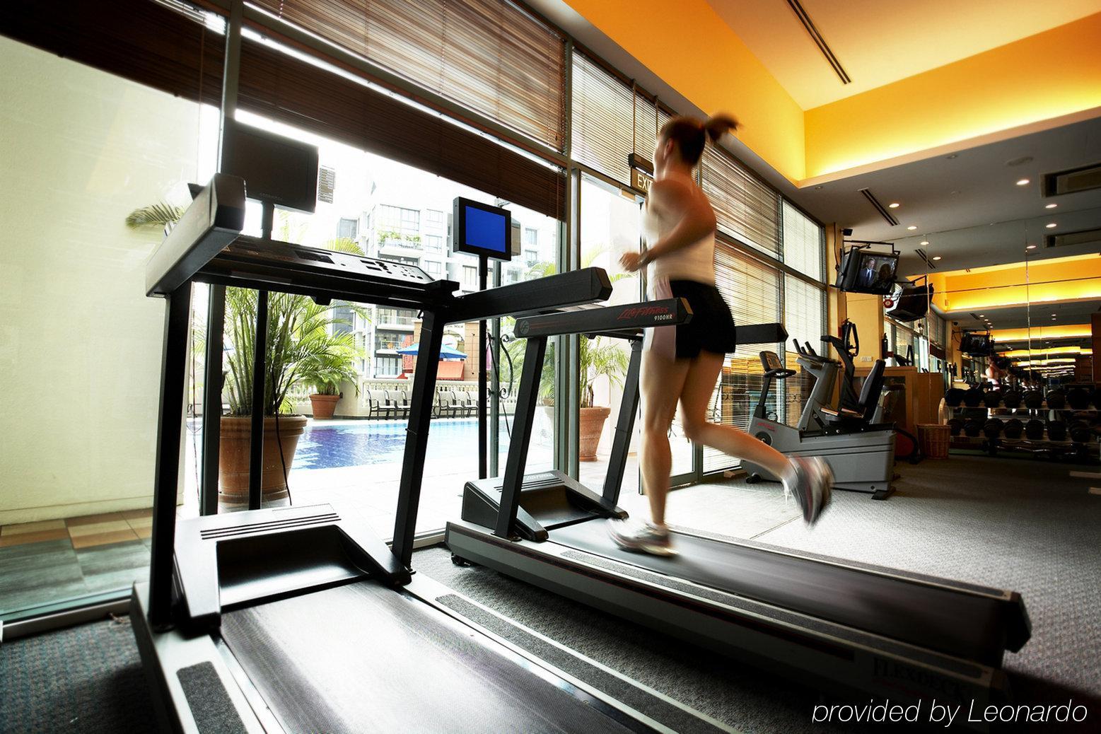Fraser Place Robertson Walk Singapur Facilidades foto A treadmill in use