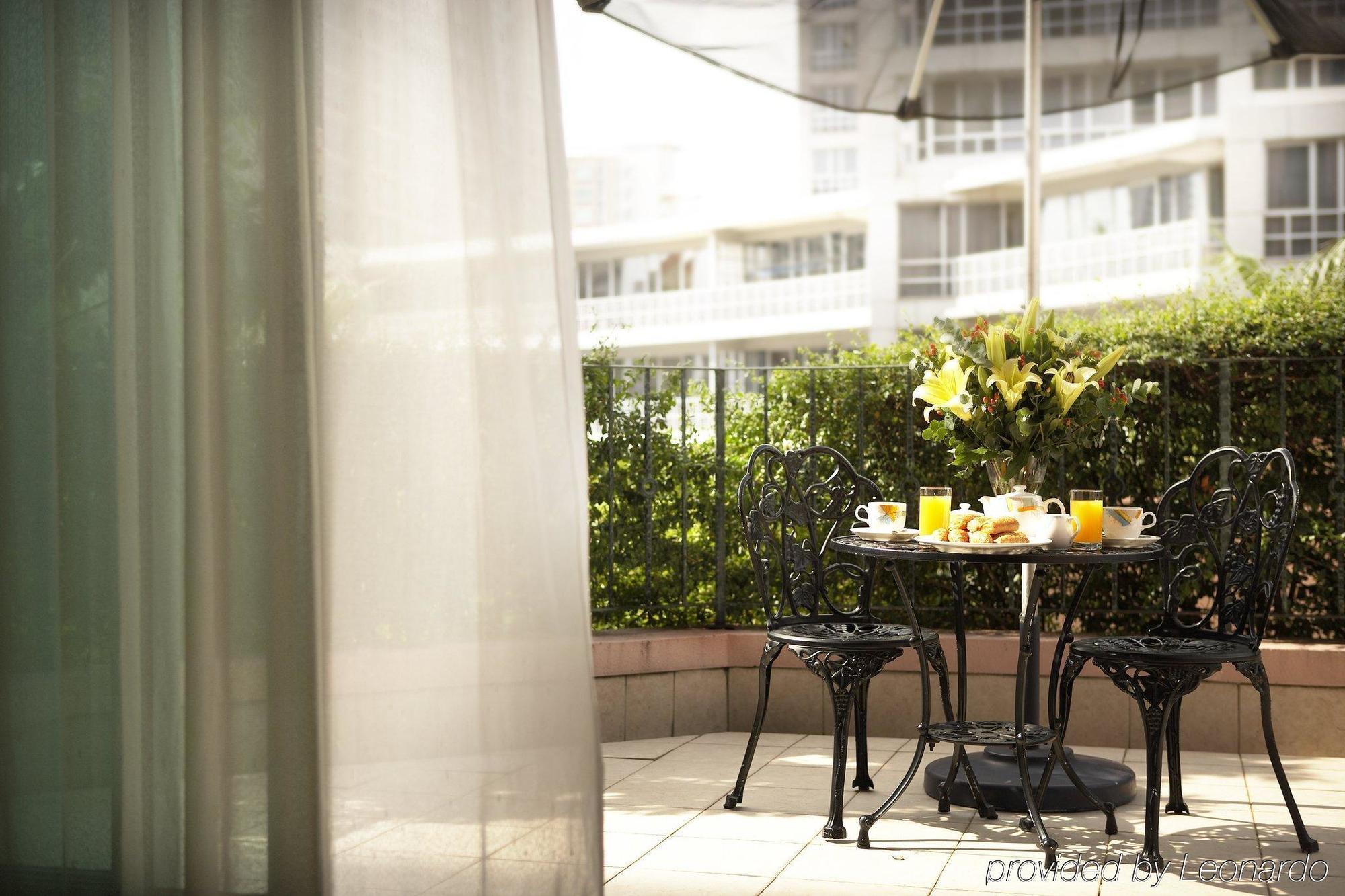 Fraser Place Robertson Walk Singapur Exterior foto A balcony in a hotel
