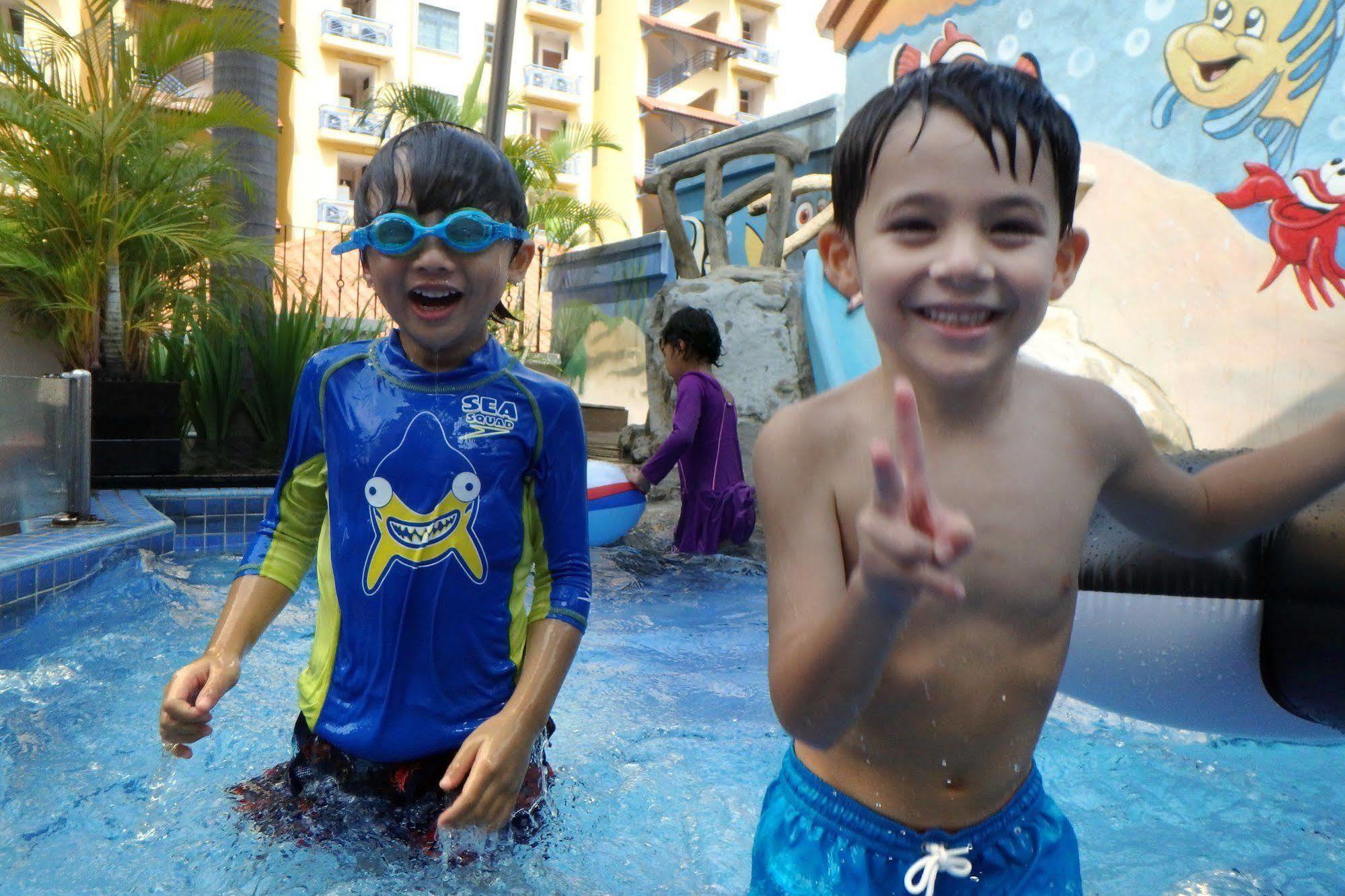 Fraser Place Robertson Walk Singapur Exterior foto Children playing at the water park